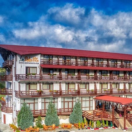 Hotel La Dolce Vita Zărneşti Екстериор снимка