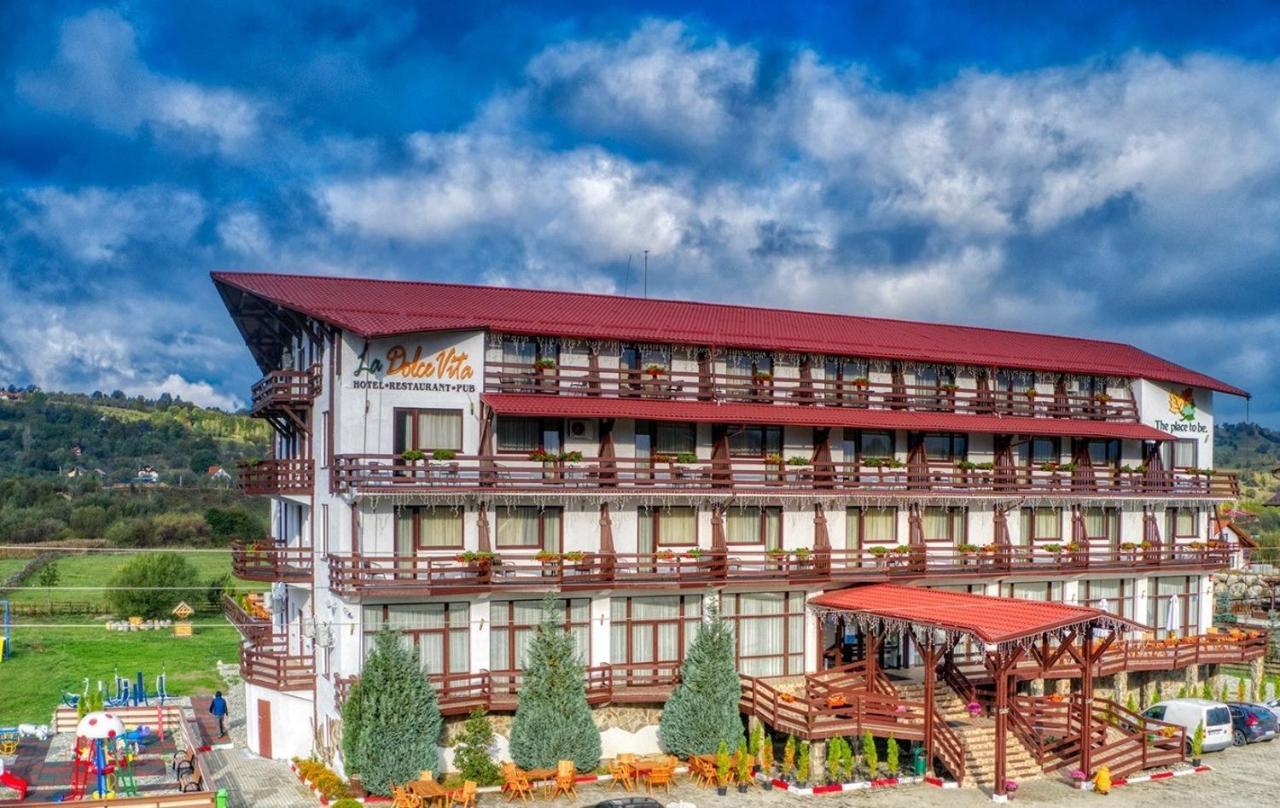 Hotel La Dolce Vita Zărneşti Екстериор снимка