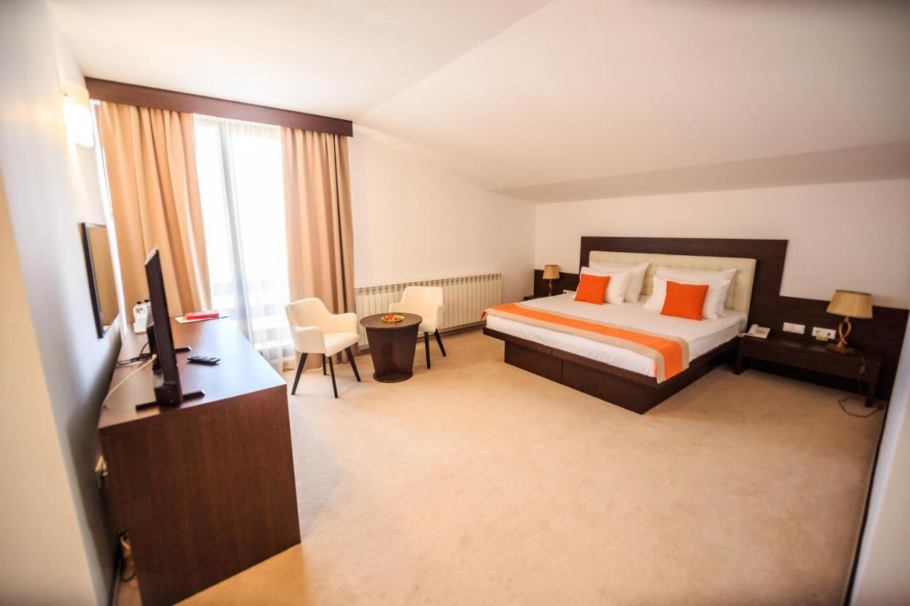 Hotel La Dolce Vita Zărneşti Екстериор снимка