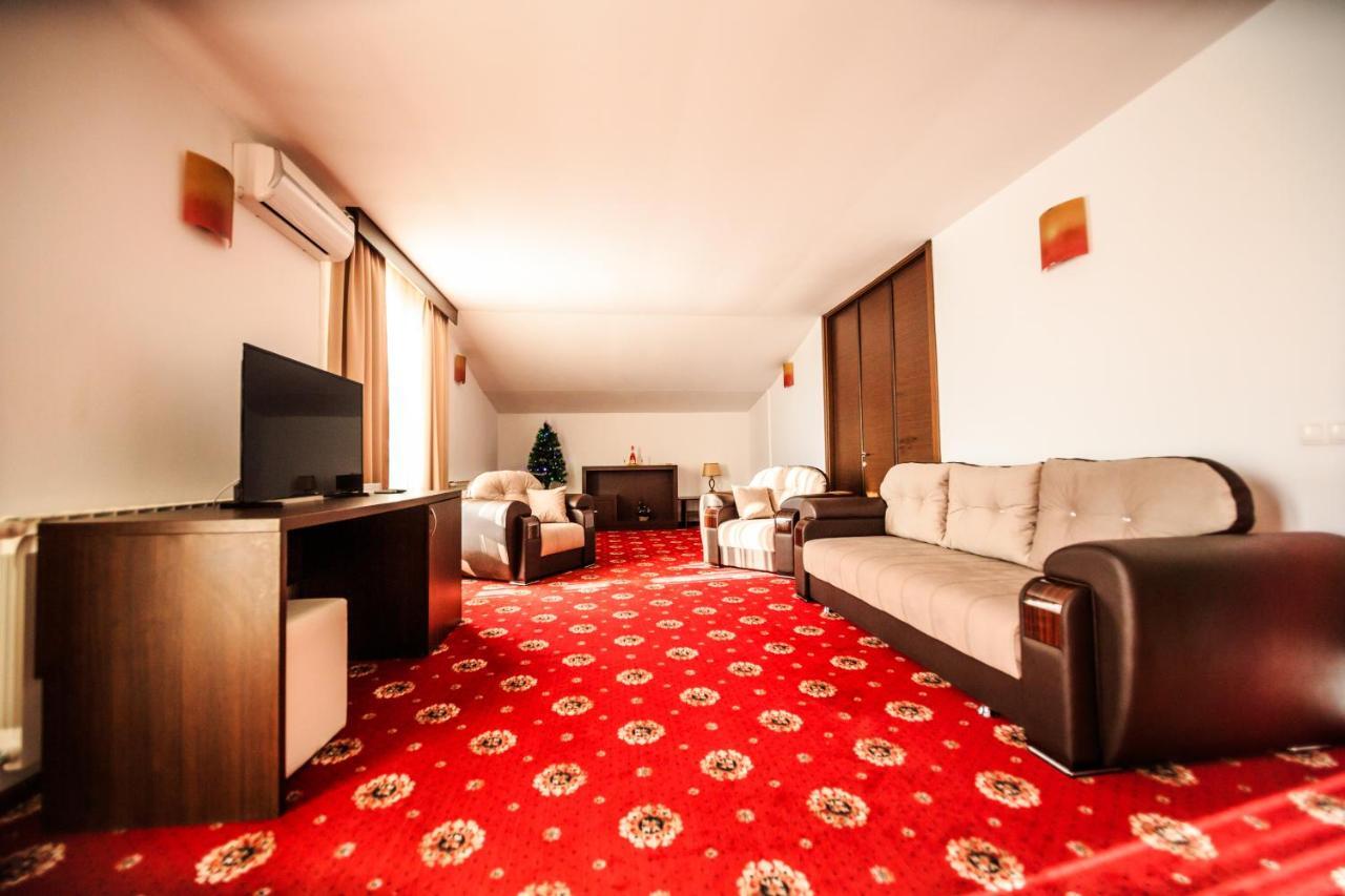 Hotel La Dolce Vita Zărneşti Екстериор снимка